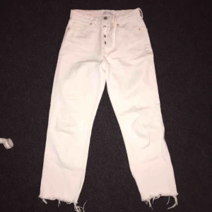  - Suuuper snygga vita mom jeans från Zara. Köpt av en annan tjej hör på plick men tyvärr är dom förstora för mig, därav används de inte. Skriv för fler bilder.