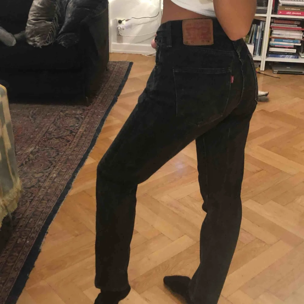 Levis jeans i modell 501, skulle brukar ha storlek 26 och dem passar mig, passar 27 också!. Jeans & Byxor.
