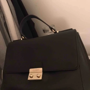  - Handväska från Guess, axelband medföljer Bra skick 400kr Kan mötas upp eller posta, bjuder på frakten ❤️