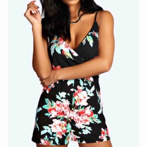  - Jumpsuit boohoo ny , hämta i Majorna  eller skicka för 42kr via postnord 