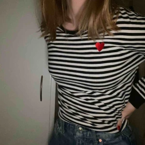  - En skitbekväm och snygg tröja från H&M svart och vitrandiga med ett rött hjärta på!❤️ Frakt får man betala.