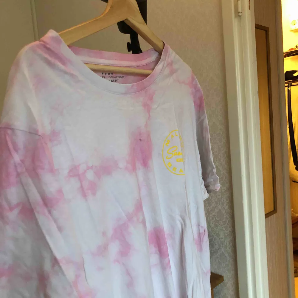 cool tshirt i rosa tiedye! . T-shirts.