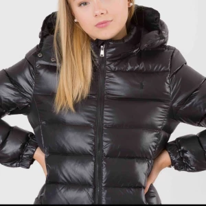  - Söker denna jacka i storlek S i dam storlek. Storlek: XL i kidsbrandstore storlek😃 Vill ha färgen svart👍🏻