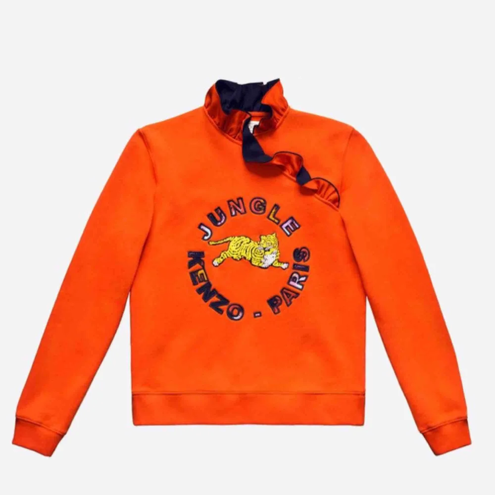 As ball tröja från Kenzo x H&M collection. Den sitter så fint och är lite udda sådär med volanger kring nacken, verkligen ett statement piece man behöver i garderoben. Tröjan är i nyskick och kan skickas i posten eller så möts vi upp ! . Tröjor & Koftor.