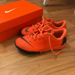  - Barn fotbollskor storlek 28