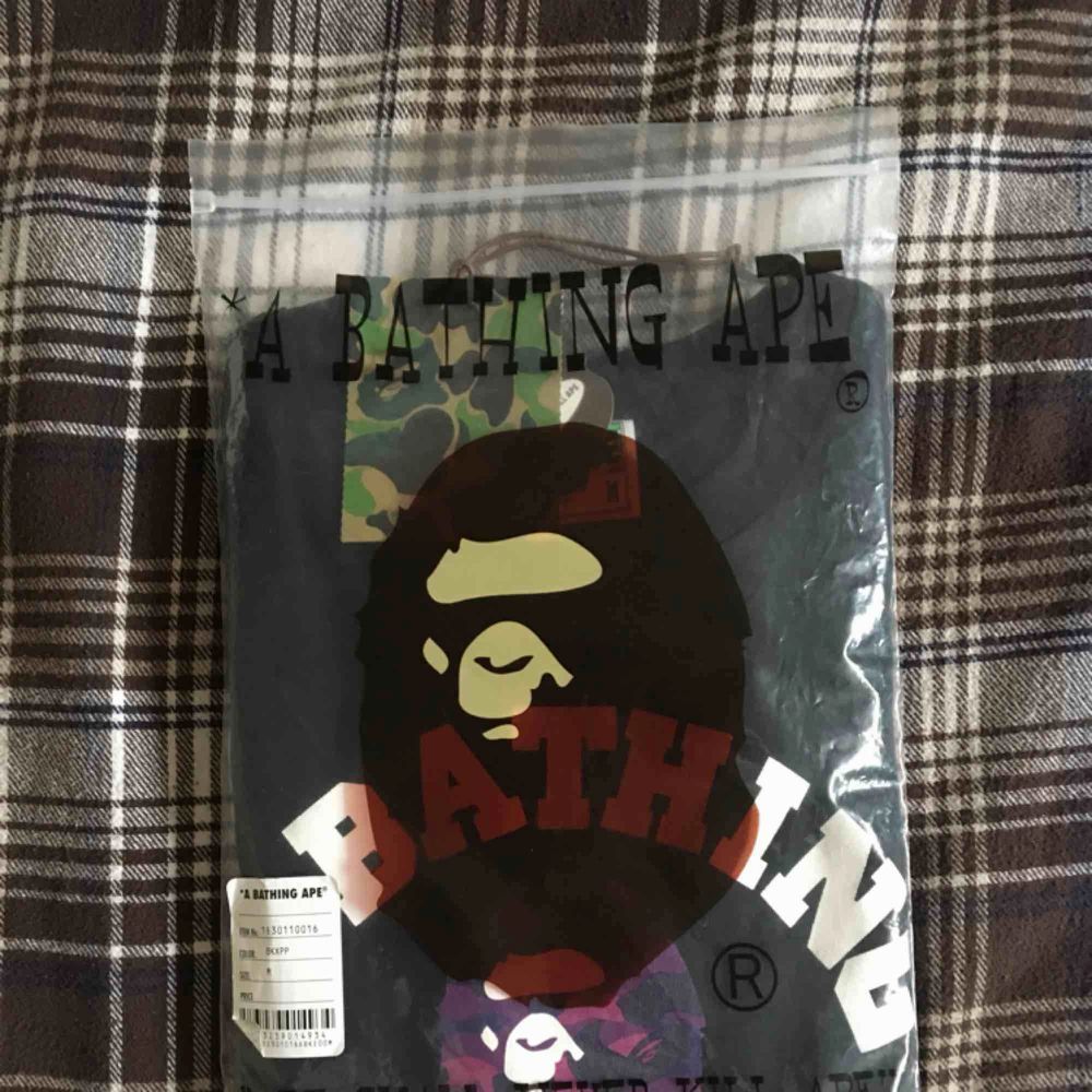 ”A Bathing Ape” t-shirt köpt i NYC. Till utseendet nyskick, bara använd vid två tillfällen. Kommer i original zipbag! 🐒 Frakt tillkommer alternativt mötas upp i Gbg. . T-shirts.