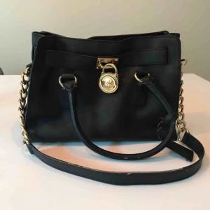  - Michael Kors, Hamilton black medium i gott skick. 