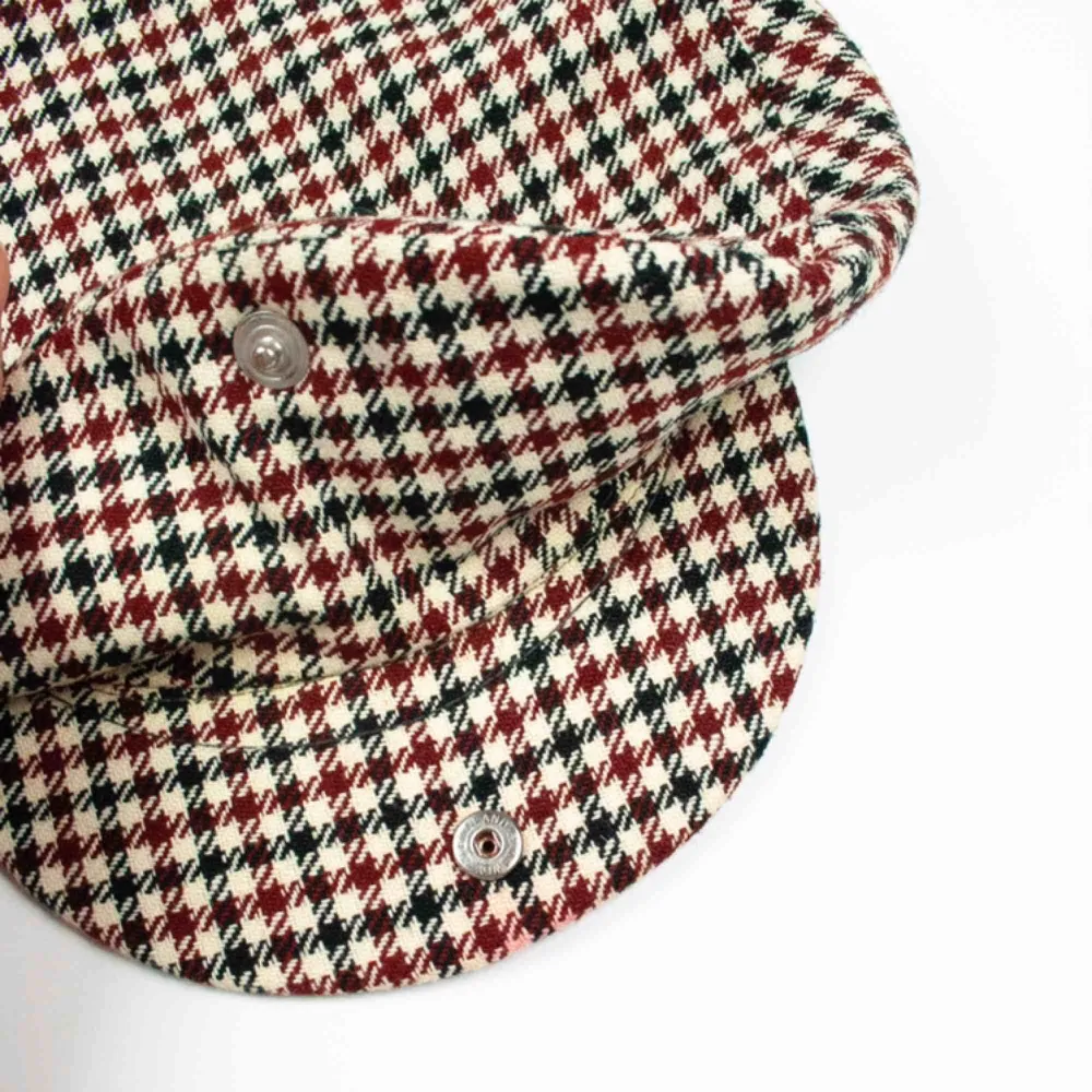 Vintage ca 70s unisex houndstooth tweed flat cap hat in beige A bit washed out pink color on the brim SIZE Label: 58, 7 1/8, but can be worn as one size Price is final! Free shipping! Ask for the full description! No returns!. Accessoarer.