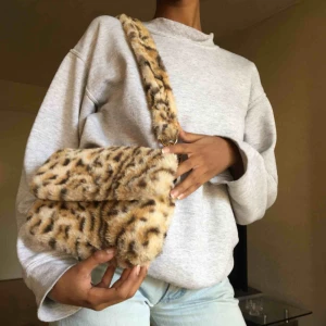  - Söt pälsig väska i syntet. Mycket mysig! 💕