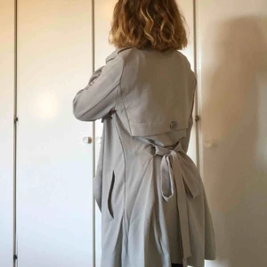  - Tunnare kappa som passar bra för vår och höst. I storlek XS men sitter bra som S och är rätt lång. 