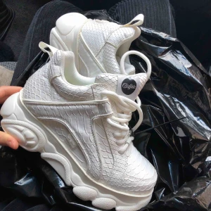  - Helt nya vita Buffalos i krokodil/orm imiterat skinn. Aldrig använda! Skulle säga att dom passar storlek 38 också.🌟