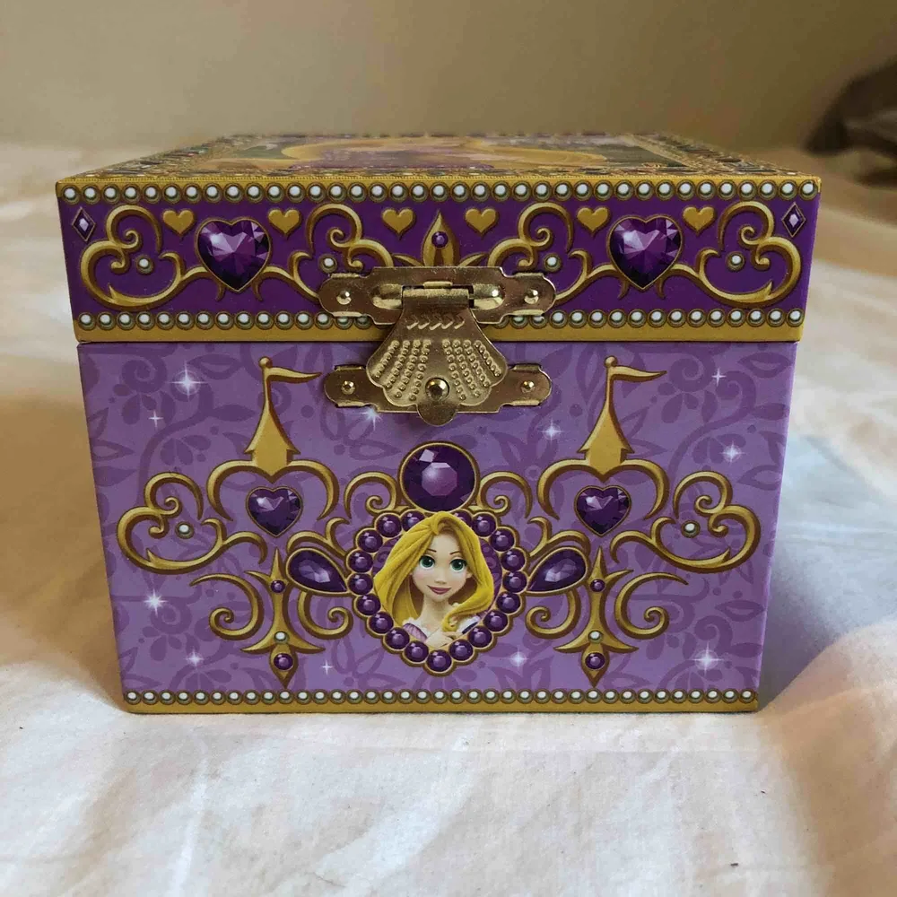 Ett litet skrin med Rapunzel som spelar en låt när man öppnar (I see the light). Utsidan är 8,5x10,5x10,5 cm och insidan är 5x9,7x7 cm HxBxD. Accessoarer.
