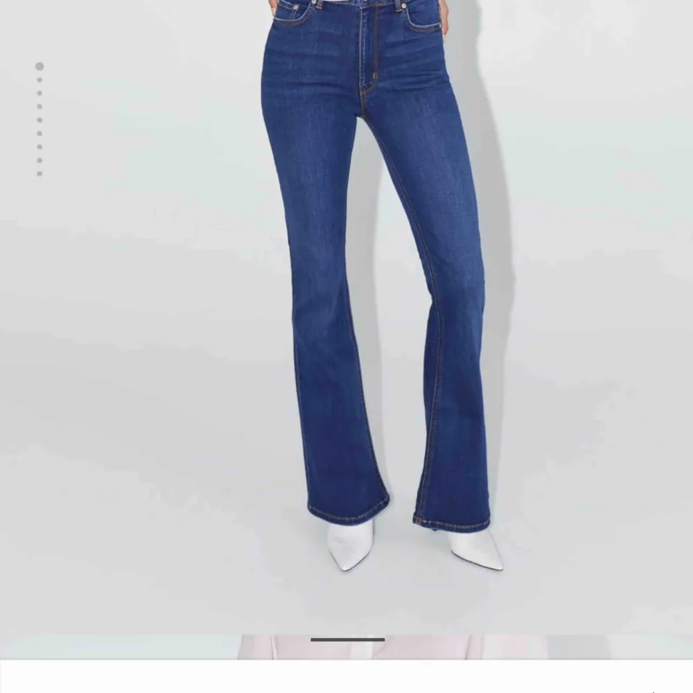 Ljusblåa flare jeans från zara. Sista bilden är från deras hemsida, hittade inte samma färg där som dom jag säljer.❤️ dom har lite stretch i sig så dom passar även en storlek större. . Jeans & Byxor.