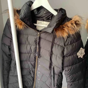  - Nästan som ny, jättefin  Ordinariepris: 2900  Storlek M men passar även S