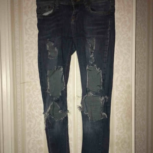  - Ripped jeans precis som ny. Pris går att diskutera 