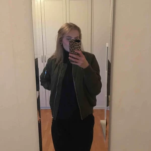  - Mörkgrön bomberjacka med leopardmönstrat foder från Topshop. Mysig och varm. Kan mötas upp i Katrineholm/Norrköping eller fraktas mot en fraktkostnad. 