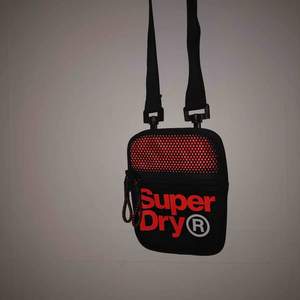 En liten väska från Super Dry