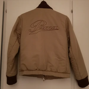  - Retro puma jacka, två småhål vid ärmen samt ett litet hål i halsmudden som lätt går att åtgärda. Kom med prisförslag! 