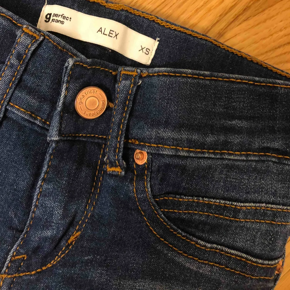 Superfina Alex jeans från Ginatricot. Använda fåtal gånger så är som i nyskick. Köparen står för fraktkostnaden, om du har fler frågor så skriv privat!💗💗. Jeans & Byxor.