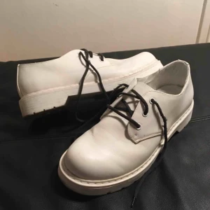  - Vita kostymskor (typ Dr Martens kopior) från Din sko! Har bytt ut de vita skosnörena mot svarta! Möts upp i Stockholm.