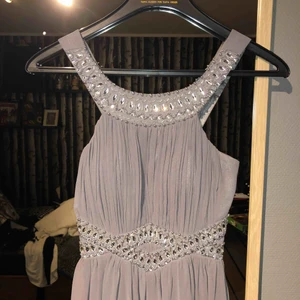  - Säljer eventuellt min balklänning om jag får rimliga bud, pris kan diskuteras så hör av er vid intresse! 