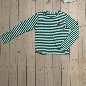  - Säljer min Comme des garcons tröja! Är i S men sitter som en XS.