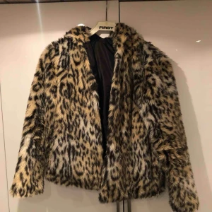  - Säljer min älskade leopardjacka då jag har fler! Använd under 1 vinter. Tjock och mysig 😄