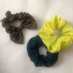  - Tre OANVÄNDA scrunchies, ALLA för 40kr + frakt!!  Annars 20kr/st + frakt!!  En är blå, den andra neongul (skitcool) och den sista randig med rosett (supersöt)