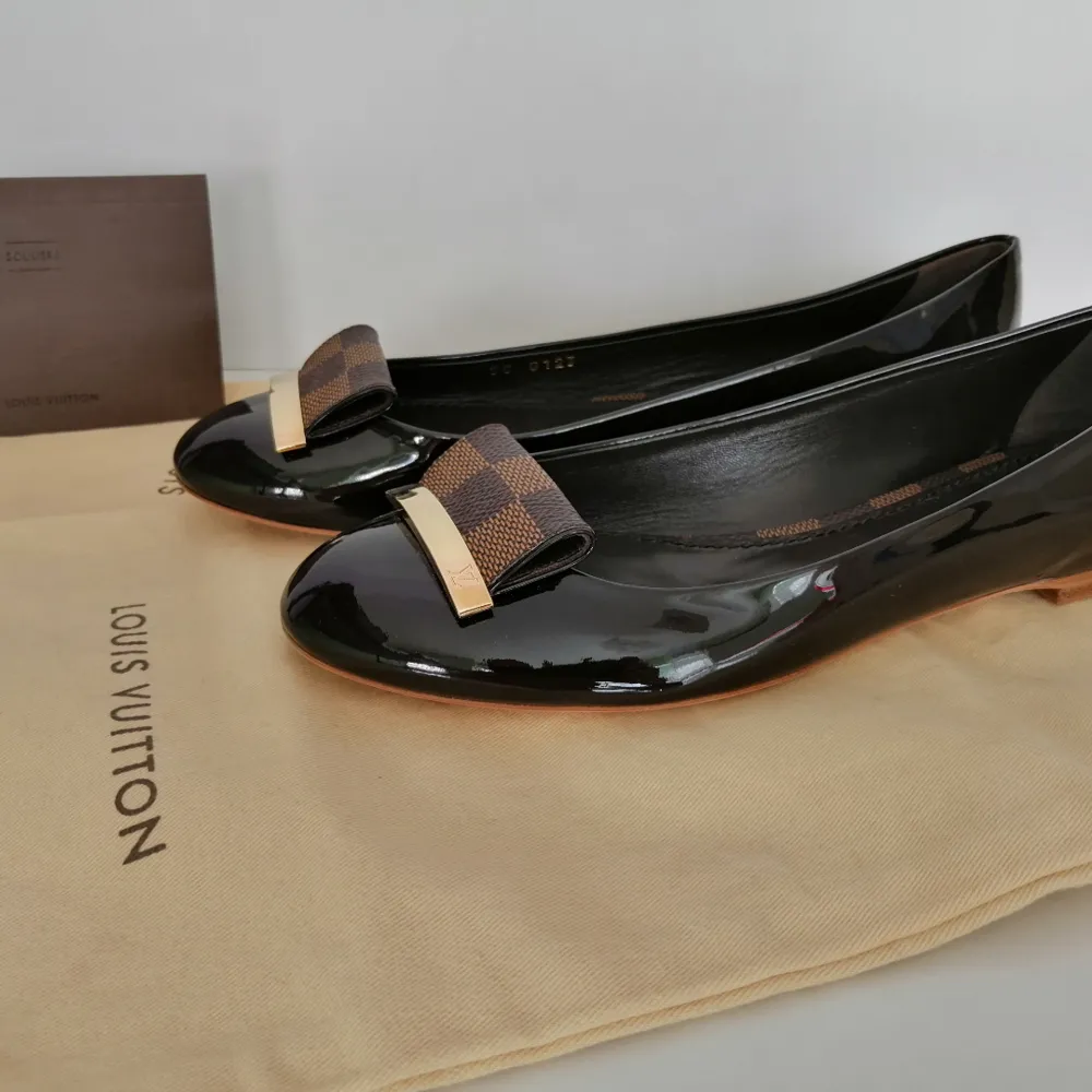 Louis Vuitton Damia Flat Ballerinas, new with box, dustbag, 100% authentic, date code SC0123,                size 37, insole 24cm, write me for more info. Skor.