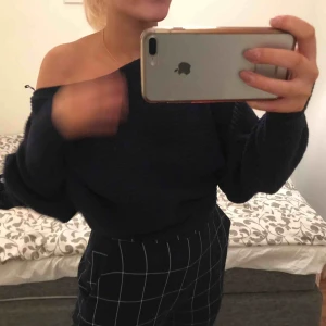  - Jättefin marinblå off-shoulder tröja ifrån NAKD, inprincip som ny. Jätteskön! Nypris 299kr frakt 30kr 😊