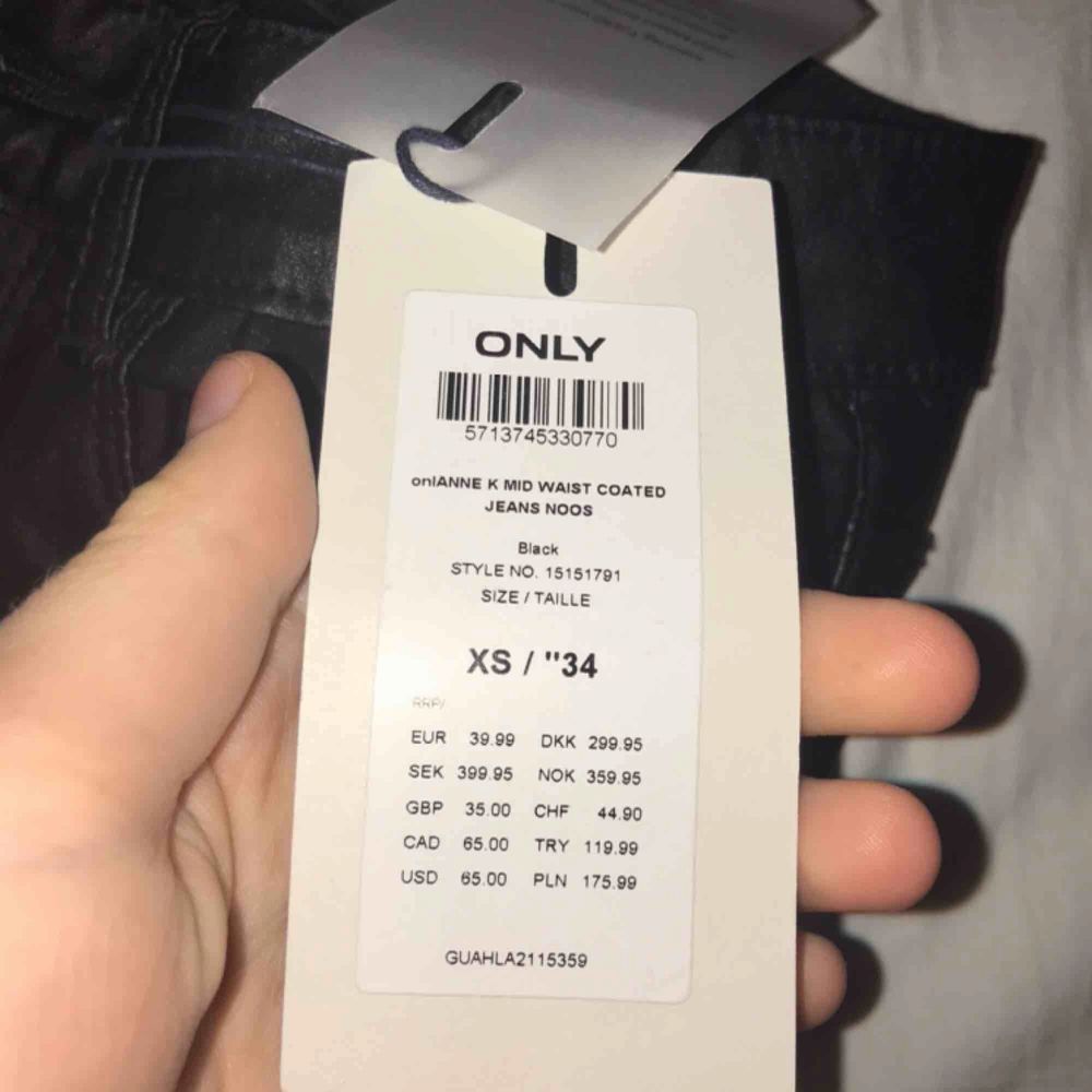Helt nya ”skinn” imiterade byxor i jeansform från only storlek xs/34. Lappen sitter kvar på byxan och nypris var 399. Jeans & Byxor.