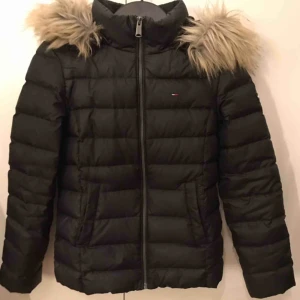  - Jackan har bra skick, köptes förra året och har därför bara använts en vinter. Den är varm och enkel, går att matcha med allt. Nypris: 2199kr