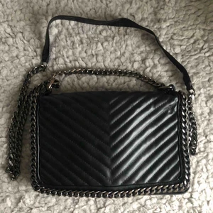  - väska från gina tricot. lite sliten men i fint skick.