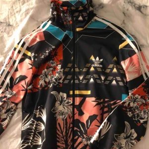  - Äkta adidaskofta/jacka💫 använd några gånger men i mycket fint skick⭐️