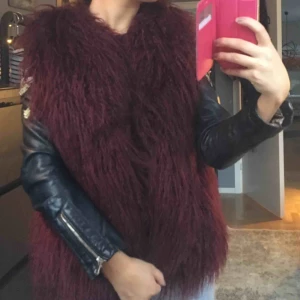  - pälsväst från ZARA, som ny. 250 inklusive frakt! säljer även skinnjackan under för 100 kr i storlek XS💕💕