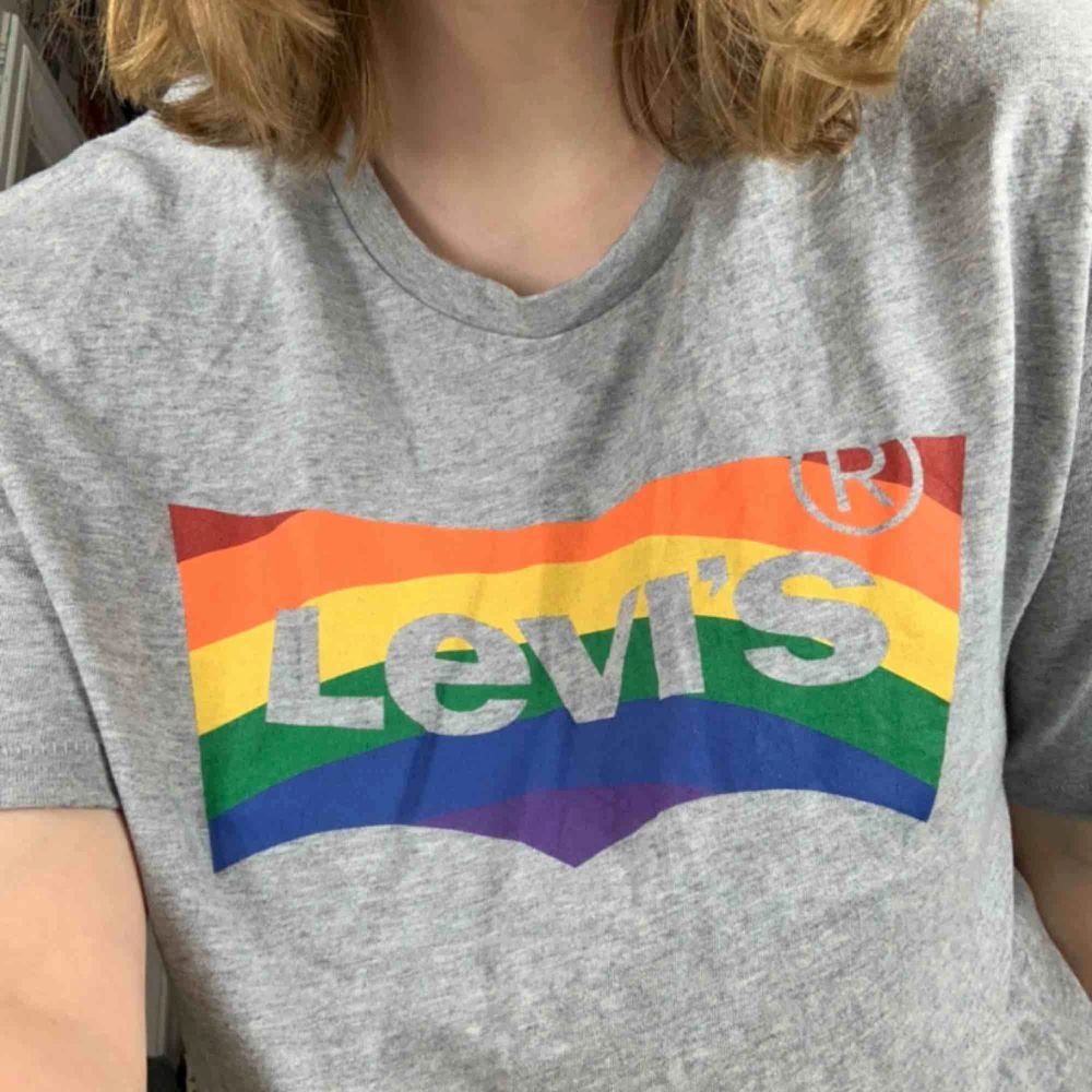 Pride T-shirt från Levis Snygg oversized Fri frakt💞. T-shirts.