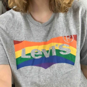  - Pride T-shirt från Levis Snygg oversized Fri frakt💞