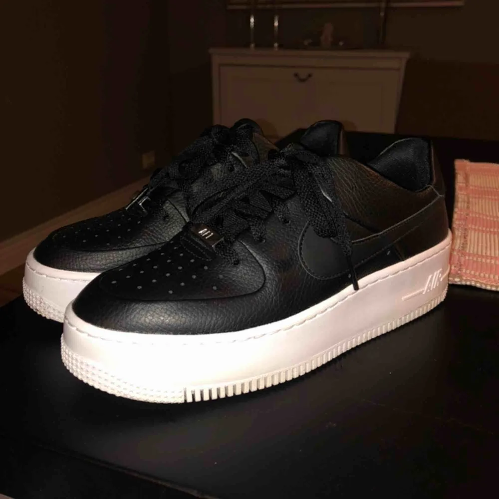 Helt nya Nike air force 1 sage säljes. Endast provade och använda 1 gång. Precis som nya. Säljes pga fel storlek. Köparen står för frakt. Nypris: 1 095:- (se bild) . Skor.