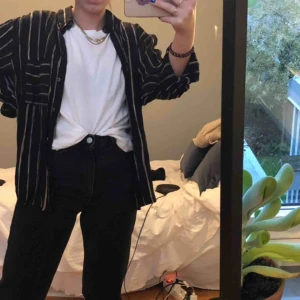  - Fin retroskjorta från ”polo of Sweden”🤭💖 Lite fladdrigt/Loose/skrynkligt material, dvs inte ”skjorttyg”😇 Fina detaljer med ränder & knappar i olika färger & ficka👼🏼💜 står strl 46, men jag har xs/s & passar mig💜