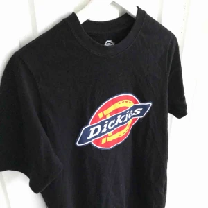  - Svart t-shirt använd fåtal gånger från Dickies!! 