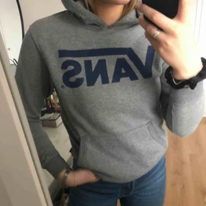  - Grå Vans hoodie med mörkblå logga, är i storleken M men passar mer s-xs! Relativt tunt material som fortfarande är mjukt! 