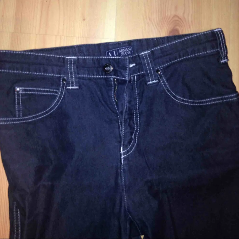  Armani jeans i svartblå tyg med vita synliga sömmar, märket på bakfickan. Högmidjade och raka nertill i supersnygg dit. Säljes pga numera för små 😢. Jeans & Byxor.