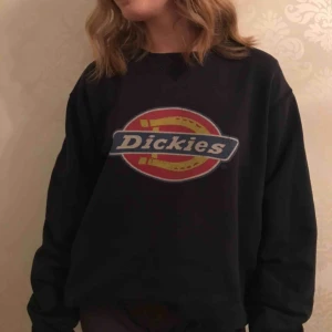  - En snygg mörkblå tjocktröja från Dickies med loggan över bröstet!🤩