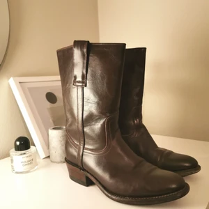  - Skinnstövlar från Whyred i stl. 36. Använda ett par gånger och i fint skick, dock en liten defekt på baksidan, se bild 3. Säljer pga för små. Frakt betalas av köparen. 