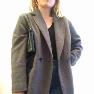  - Supersnygg trendig kappa från HM i storleken 42. Storlek S/M kan därför ha en sweatshirt under om man vill. Då den är i 36% ull passar den bra nu på hösten och vintern. Inte köpt i år, men den är helt ny. Den har aldrig används utan endast prövats. 