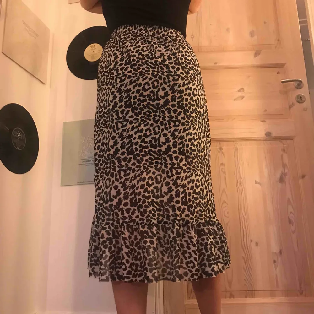 Superfin kjol från Åhlens endast använd en gång, så i toppenskick! Frakt tillkommer på 30kr 🐆. Kjolar.