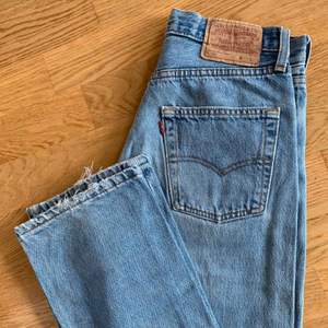 Galet snygga Vintage Levis 501 jeans. Tvätten är perfekt och likaså slitningarna. Finns lite fläckar nedtill men syns ej när de är på. Lappen i jeansen säger w29 men de motsvarar w26 istället. Köpta för 550kr. 