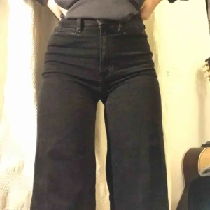  - Svarta raka jeans. 