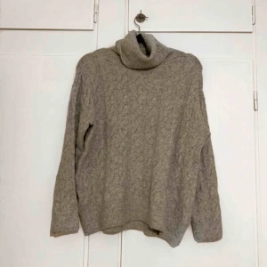  - Stickad polo som tyvärr inte kommer till användning, finns att hämta i Trollhättan men kan också fraktas 🌼