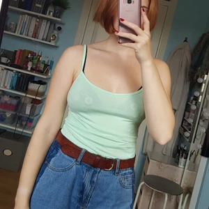  - Ljusgrönt v-ringat linne